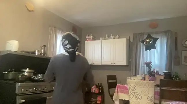 Snapshot of MommyConfident chatting on February 21, 9:11 pm MommyConfident online show from February 21, 9:11 pm