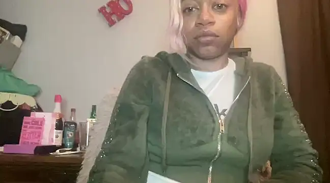 Snapshot of MommyConfident chatting on February 28, 3:15 am MommyConfident online show from February 28, 3:15 am