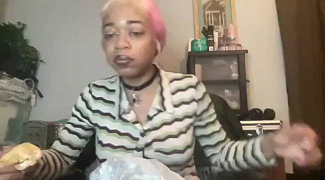 Snapshot of MommyConfident chatting on March 11, 10:42 pm MommyConfident online show from March 11, 10:42 pm