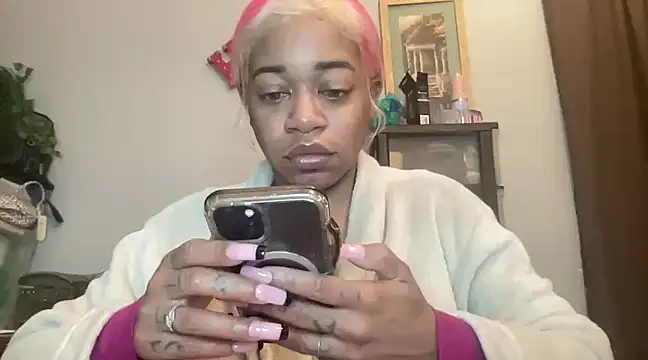 Snapshot of MommyConfident chatting on March 15, 12:47 am MommyConfident online show from March 15, 12:47 am