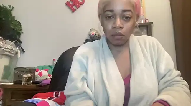 Snapshot of MommyConfident chatting on March 15, 5:41 am MommyConfident online show from March 15, 5:41 am