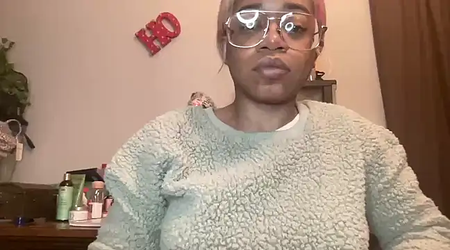 Snapshot of MommyConfident chatting on March 22, 1:11 am MommyConfident online show from March 22, 1:11 am