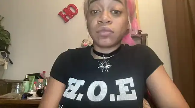 Snapshot of MommyConfident chatting on March 23, 12:47 am MommyConfident online show from March 23, 12:47 am