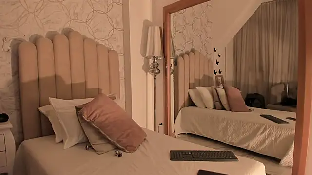 Snapshot of PamelaMendez_ chatting on December 2, 3:23 am PamelaMendez online show from December 2, 3:23 am