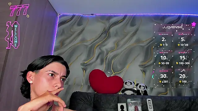 AmberAdams  online show from April 22, 12:13 am