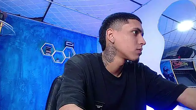 Liam lee online show from December 23, 3:33 pm