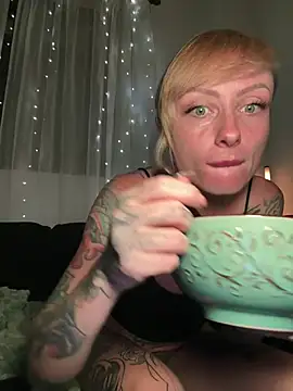 Snapshot of haileyhope_ chatting on May 9, 5:51 pm haileyhope online show from May 9, 5:51 pm