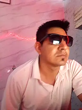 Snapshot of latino17 chatting on August 9, 7:24 am latino17 online show from August 9, 7:24 am