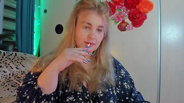 CoraSwon online show from October 25, 9:20 pm