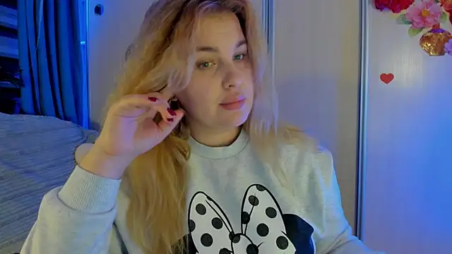 CoraSwon online show from December 3, 7:12 pm