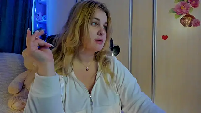 CoraSwon online show from April 14, 7:25 am