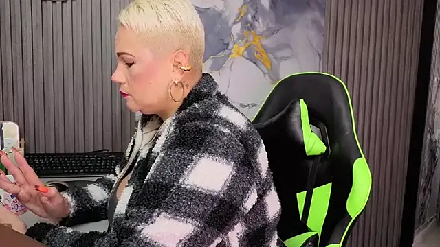 GianellaCox  online show from April 1, 11:33 am