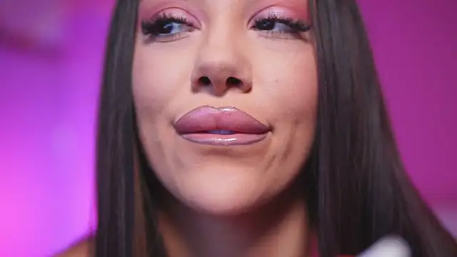 Snapshot of NatyDesiree chatting on February 18, 11:22 am NatyDesiree online show from February 18, 11:22 am