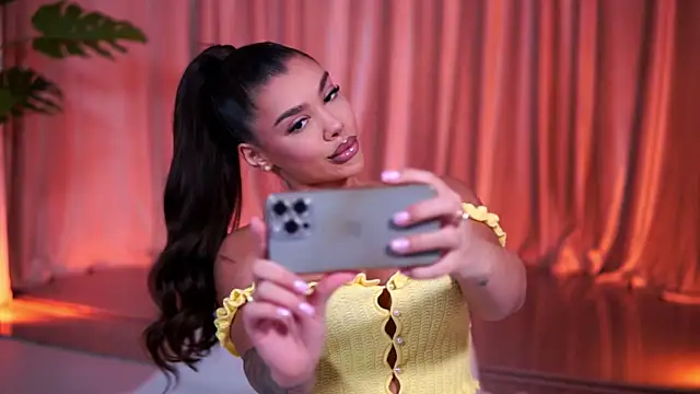 NatyDesiree online show from April 8, 7:25 pm