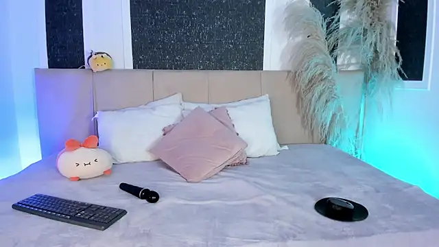 Alaia Manson online show from January 8, 7:38 pm