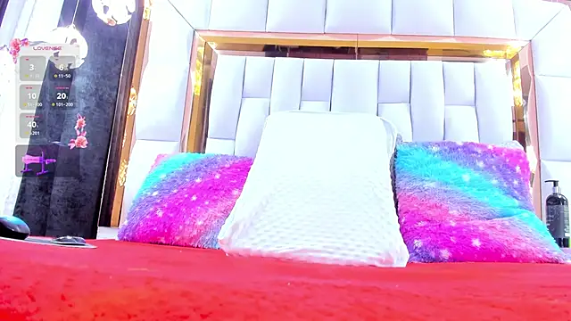 RileySweett online show from April 15, 12:01 pm