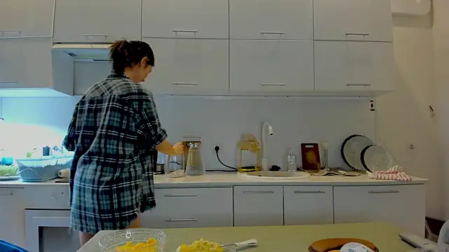 crystalnut online show from December 4, 3:27 am