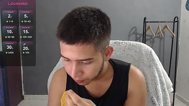 Snapshot of harold_18_ chatting on January 31, 9:37 pm harold 18 online show from January 31, 9:37 pm