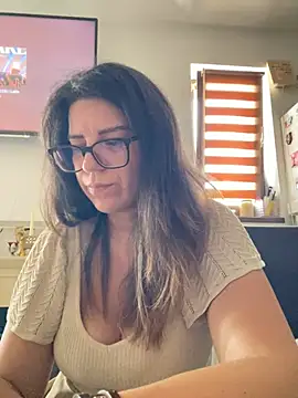 Snapshot of NadiraNoor chatting on June 6, 5:56 am NadiraNoor online show from June 6, 5:56 am