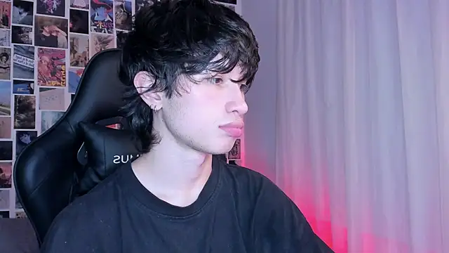 Snapshot of liamelf chatting on February 25, 5:19 am liamelf online show from February 25, 5:19 am