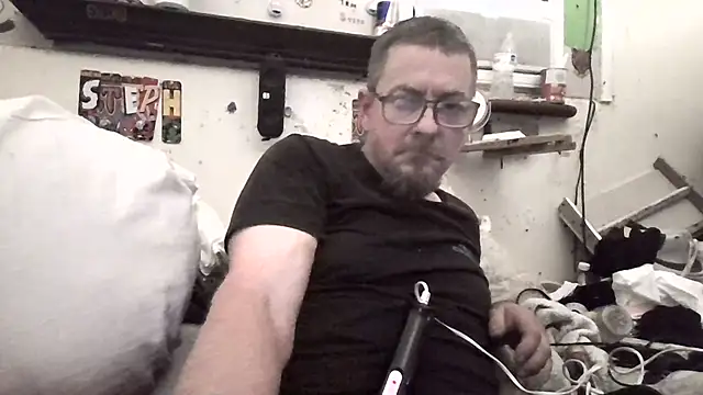 Snapshot of samnmike chatting on April 1, 12:00 am samnmike online show from April 1, 12:00 am