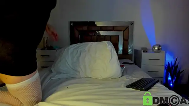 Lucyerobbie online show from January 5, 11:44 pm