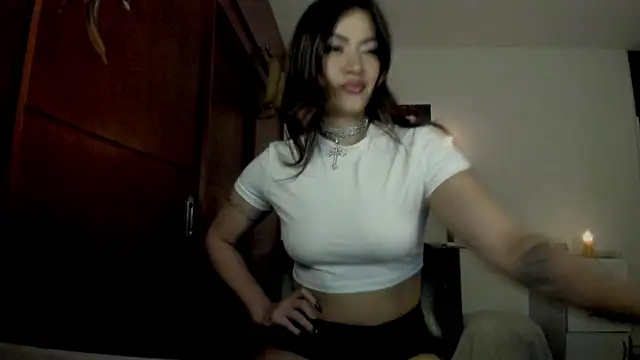 Snapshot of Lucyerobbie chatting on April 27, 1:03 am Lucyerobbie online show from April 27, 1:03 am