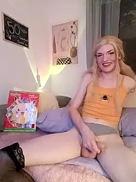 LillyAmore online show from December 7, 7:10 pm