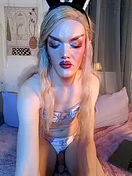 LillyAmore online show from December 29, 7:43 pm