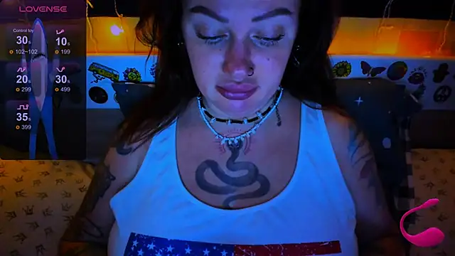 Snapshot of EllieOz chatting on January 22, 8:49 pm EllieOz online show from January 22, 8:49 pm