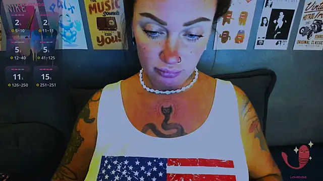 Snapshot of EllieOz chatting on April 24, 8:22 pm EllieOz online show from April 24, 8:22 pm