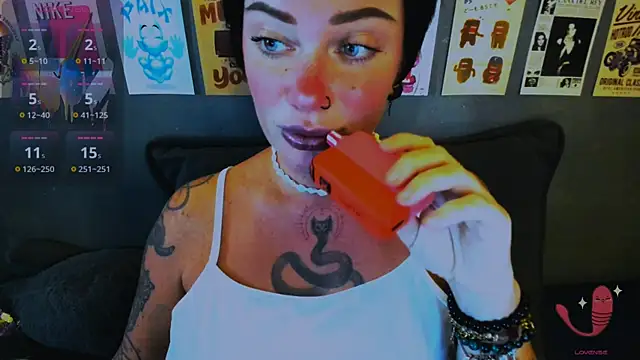 Snapshot of EllieOz chatting on May 3, 4:13 pm EllieOz online show from May 3, 4:13 pm