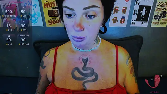 Snapshot of EllieOz chatting on May 5, 5:10 pm EllieOz online show from May 5, 5:10 pm