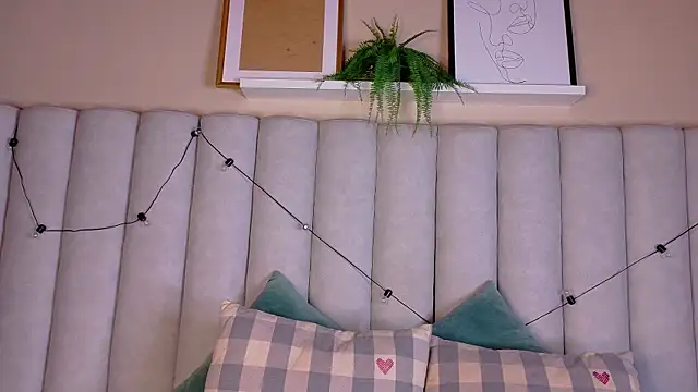 nahomi campbell online show from April 9, 8:25 pm