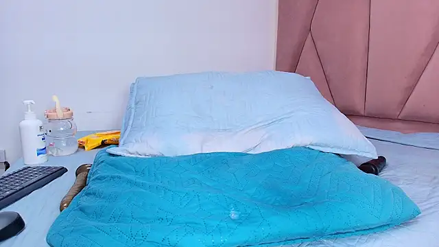 arl chloee online show from March 6, 6:08 am