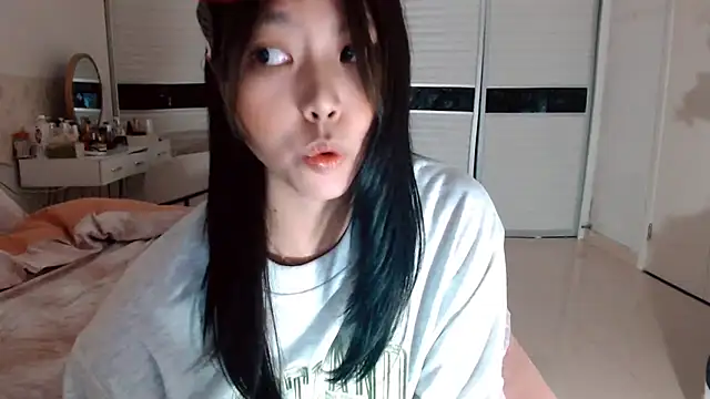 -Lucky Girl online show from November 10, 2:05 pm