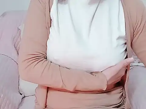 Snapshot of Bella_Babi chatting on February 8, 5:08 am Bella Babi online show from February 8, 5:08 am