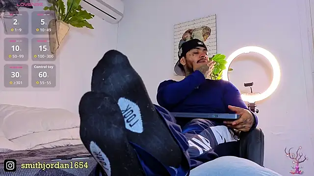 JordanSmiith  online show from October 24, 9:11 pm