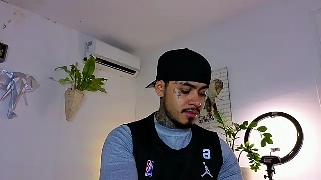 JordanSmiith  online show from November 19, 9:04 pm