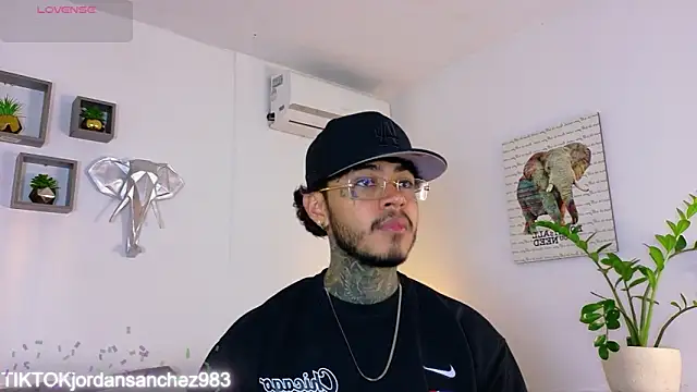 JordanSmiith  online show from February 4, 9:20 pm