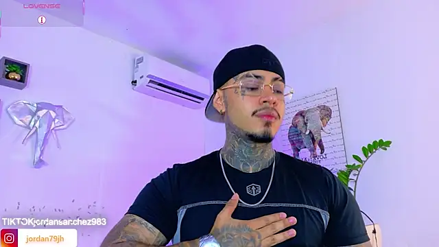 Snapshot of JordanSmiith_ chatting on April 24, 8:44 pm JordanSmiith online show from April 24, 8:44 pm