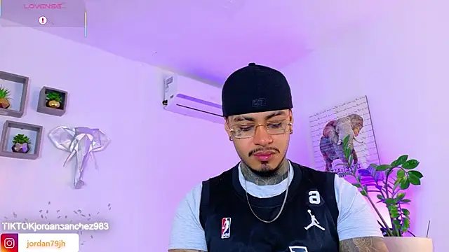 Snapshot of JordanSmiith_ chatting on April 30, 8:37 pm JordanSmiith online show from April 30, 8:37 pm
