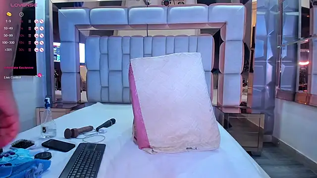 Snapshot of samantasm chatting on February 8, 9:13 am samantasm online show from February 8, 9:13 am