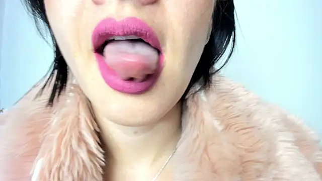 Snapshot of queen_fetish chatting on December 17, 10:34 am queen fetish online show from December 17, 10:34 am