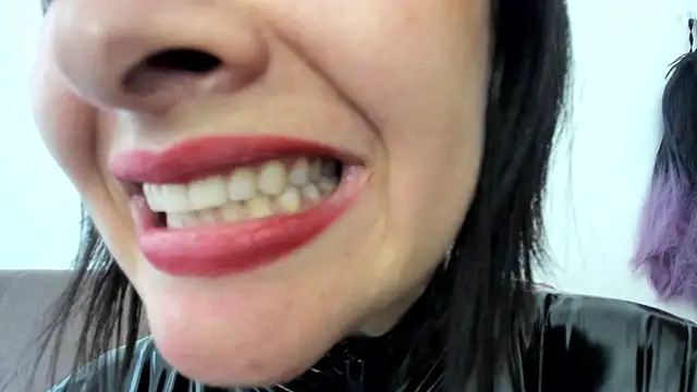 Snapshot of queen_fetish chatting on January 21, 9:36 pm queen fetish online show from January 21, 9:36 pm