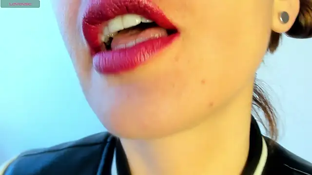 queen fetish online show from April 22, 3:46 pm