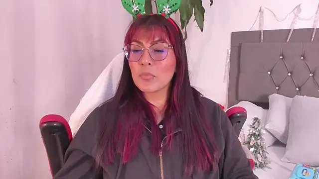 Snapshot of evelynjohnsoon chatting on December 14, 2:21 pm evelynjohnsoon online show from December 14, 2:21 pm