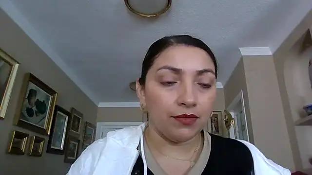 Snapshot of claudia chatting on April 6, 11:44 am claudia online show from April 6, 11:44 am