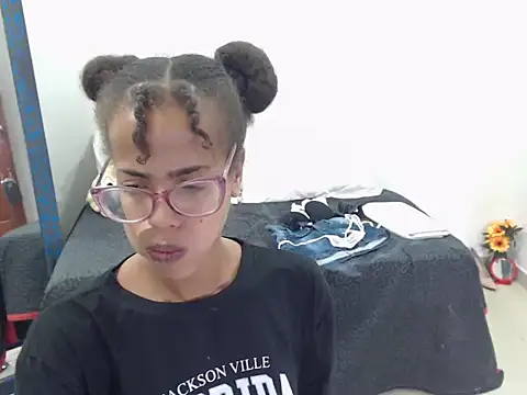 Snapshot of CanellaHotx chatting on December 27, 3:48 pm CanellaHotx online show from December 27, 3:48 pm