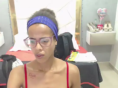 Snapshot of CanellaHotx chatting on January 6, 2:14 pm CanellaHotx online show from January 6, 2:14 pm